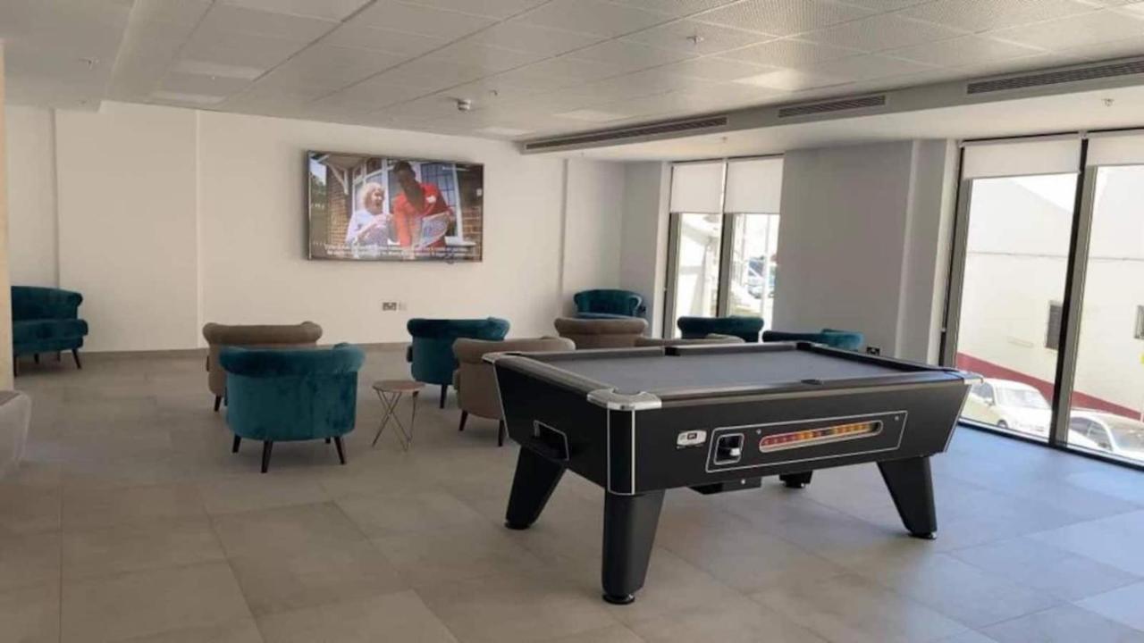 Modern Studio Apartment At The Hub غيبرالتار المظهر الخارجي الصورة