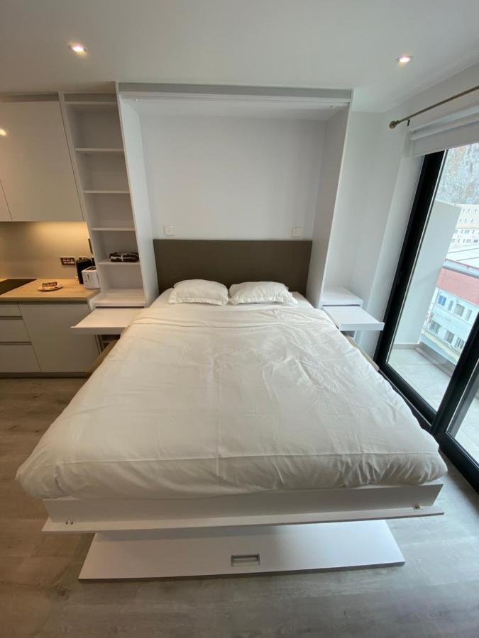 Modern Studio Apartment At The Hub غيبرالتار المظهر الخارجي الصورة