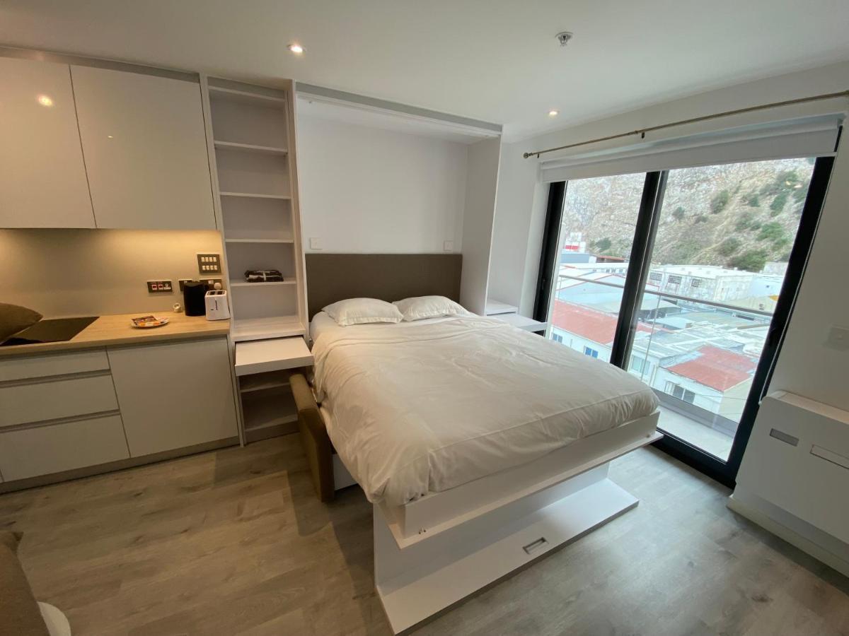 Modern Studio Apartment At The Hub غيبرالتار المظهر الخارجي الصورة