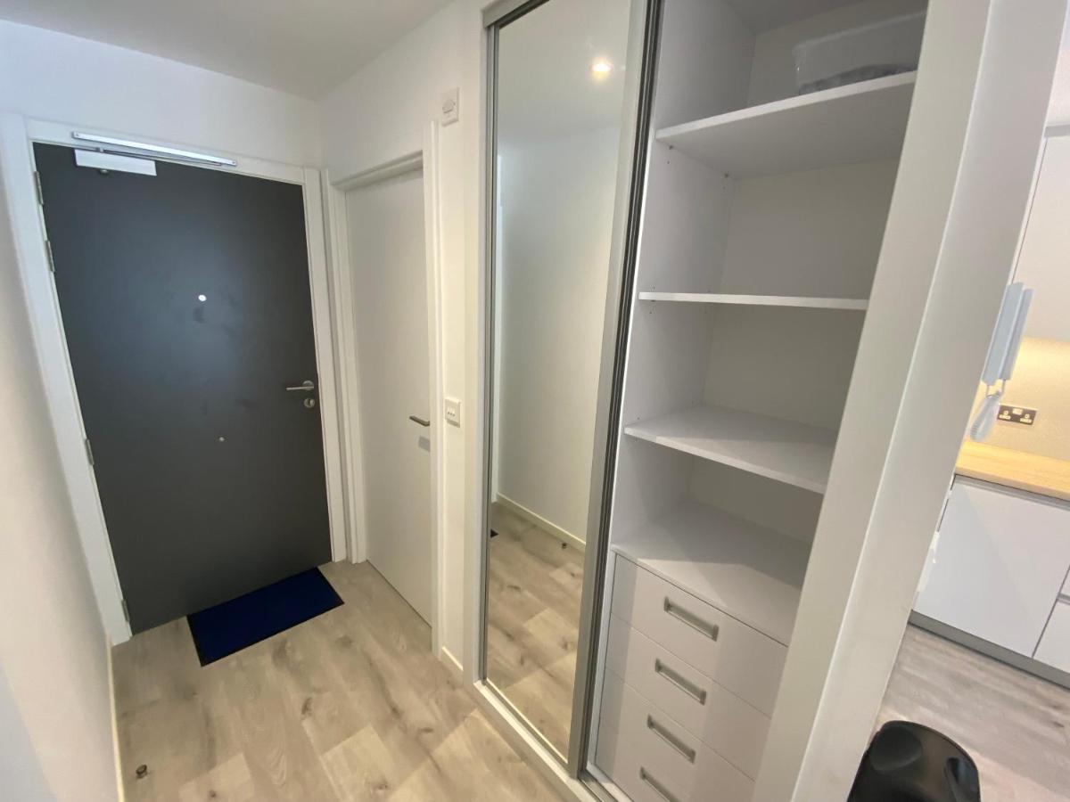 Modern Studio Apartment At The Hub غيبرالتار المظهر الخارجي الصورة