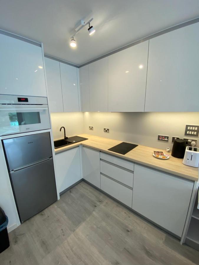 Modern Studio Apartment At The Hub غيبرالتار المظهر الخارجي الصورة